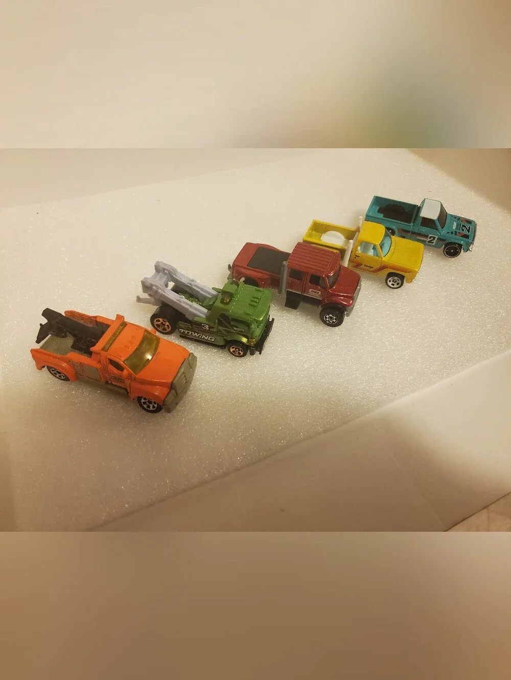 5 Diecast Vehicles 2 Tow Trucks Flatbed & 2 Pickup Trucks Matchbox Hot Wheels